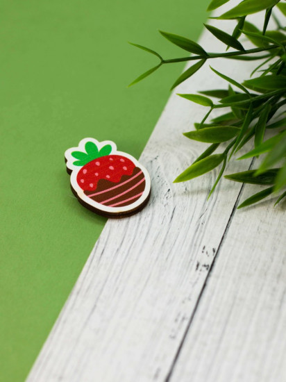Значок ECO из дерева STRAWBERRY IN CHOCOLATE
