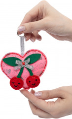 Игрушка-брелок своими руками «Сердечко с вишенками» - Фото 7