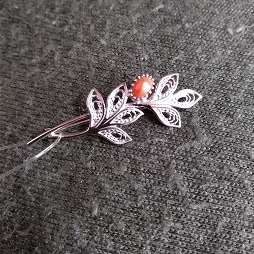 Брошь из серебра с кораллом