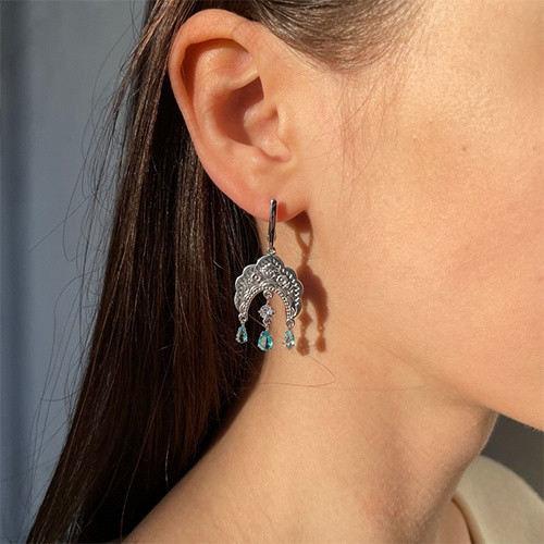 Серьги из серебра с фианитом