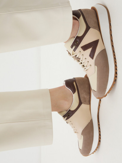 Кроссовки женские