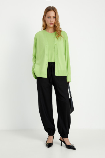 Брюки женские спортивные зауженного кроя на резинке