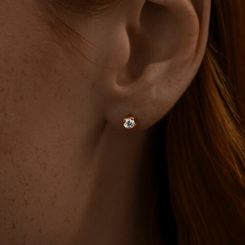 Серьга из серебра с фианитом