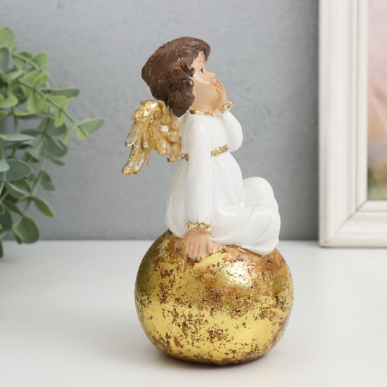 Фигурка «Ангелок с золотыми крыльями в бежевом платье на шаре»