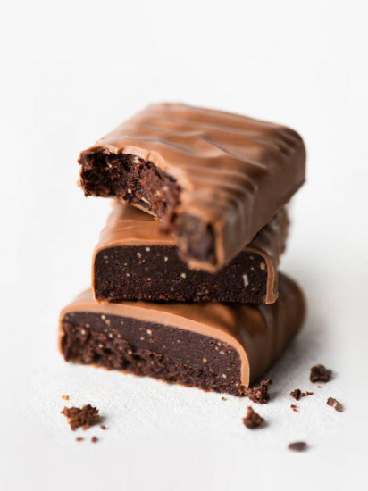 Шоколадный батончик с арахисовой пастой и какао в шоколаде «Brownie»