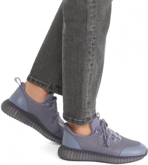 Кроссовки женские