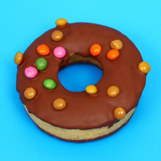 Кекс с какао-глазурью, шоколадной начинкой и цветным драже «Papita Donut»