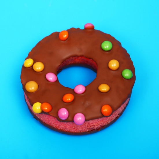 Кекс с какао-глазурью, клубничной начинкой и цветным драже «Papita Donut»