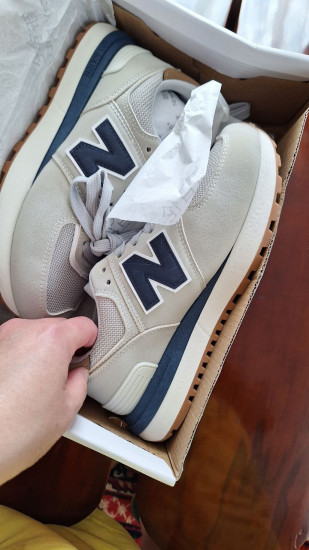 Кроссовки женские