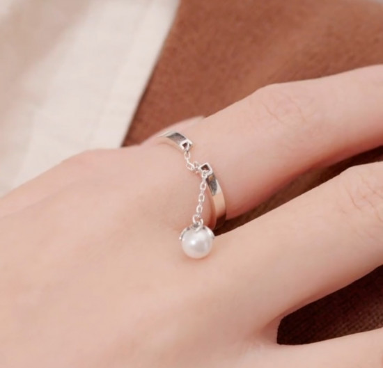 Серебряное кольцо с подвеской жемчуга