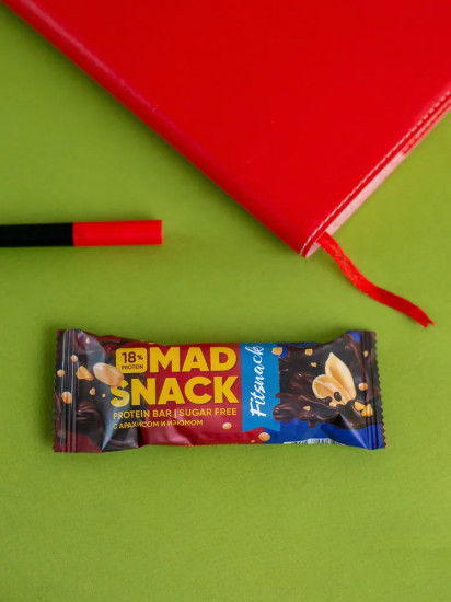 Батончик глазированный со вкусом арахиса и изюма «Mad Snack»