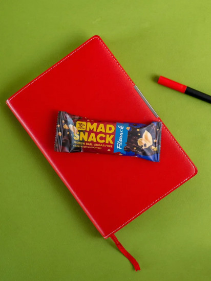 Батончик глазированный со вкусом арахиса и изюма «Mad Snack»