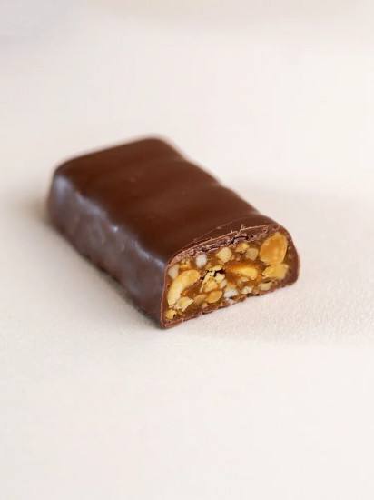 Батончик глазированный со вкусом арахиса и карамели «Extra Nuts»